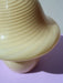 Smuk vintage Murano creme gul mushroom bordlampe. Lampen er lavet i et enkelt stykke glas og i meget god stand. Originalt Vetri Murano klistermærke. Håndlavet i Italien, 1960/70erne, og kommer med ny hvid ledning. H:27 cm D: 24 cm⁠