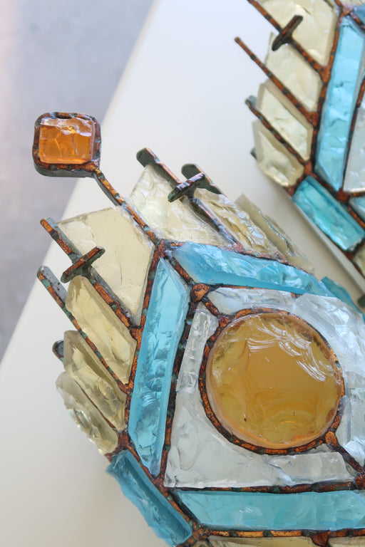 Vintage PoliArte (Verona, Italy) væglampe udført i Murano glas. Brandet PoliArte producerede særligt i perioden 1960/70erne nogle er det mest fantastiske og fantasifulde glasinstallationer og lamper. Lamperne ses oftest som en blanding af metaller og glas, som er sammensat i en farverig symfoni. 