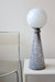 Sjælden vintage Murano space age bordlampe. Mundblæst hvid kuppel sat på glassøjle med mønster. Utrolig skulpturel. Håndlavet i Italien, 1970erne. H:60 cm⁠ D:20 cm⁠