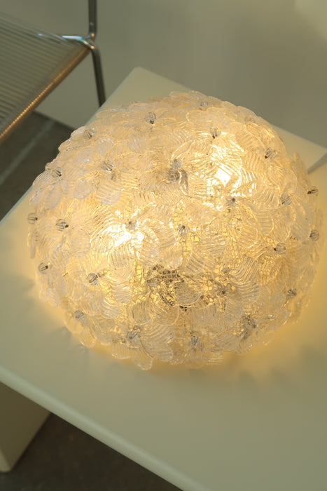 Smuk vintage Murano fiori plafond loftlampe. Lampen består af mundblæste blomster i glas med fine guld detaljer. Har to E14 fatninger og giver et meget behageligt lys. Håndlavet i Italien, 1970/60erne, og har ny ledning. D:27 cm⁠⁠ H:14 cm.