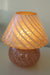 Vintage Murano mushroom bordlampe i mellem størrelse. Mundblæst i en smuk brændt orange nuance i ét stykke glas med swirl mønster. Håndlavet i Italien, 1970erne. D:25 cm H:28 cm