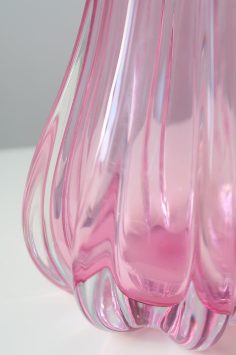 Vintage stor Murano glasvase i lyserød glas. Udarbejdet i Sommerso teknik med klippet afslutning - et fantastisk stykke håndværk. Signeret under bunden. I lige høj grad en skulptur, som det er en vase. Håndlavet i Italien, 1960/70erne. H:30 cm D:16 cm