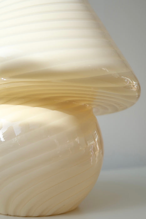 Vintage Murano mushroom bordlampe i mellem størrelse. Mundblæst i en smuk gul nuance nuance i ét stykke glas med swirl mønster. Håndlavet i Italien, 1970erne. H:27 cm 