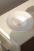 Vintage Murano fad / skål i hvid glas med swirl mønster. Mundblæst i en organisk form og størrelsen gør det perfekt til opbevaring af frugt og lign. Håndlavet i Italien, 1970erne. ⁠⁠D:26,5 cm H:7,5 cm⁠⁠