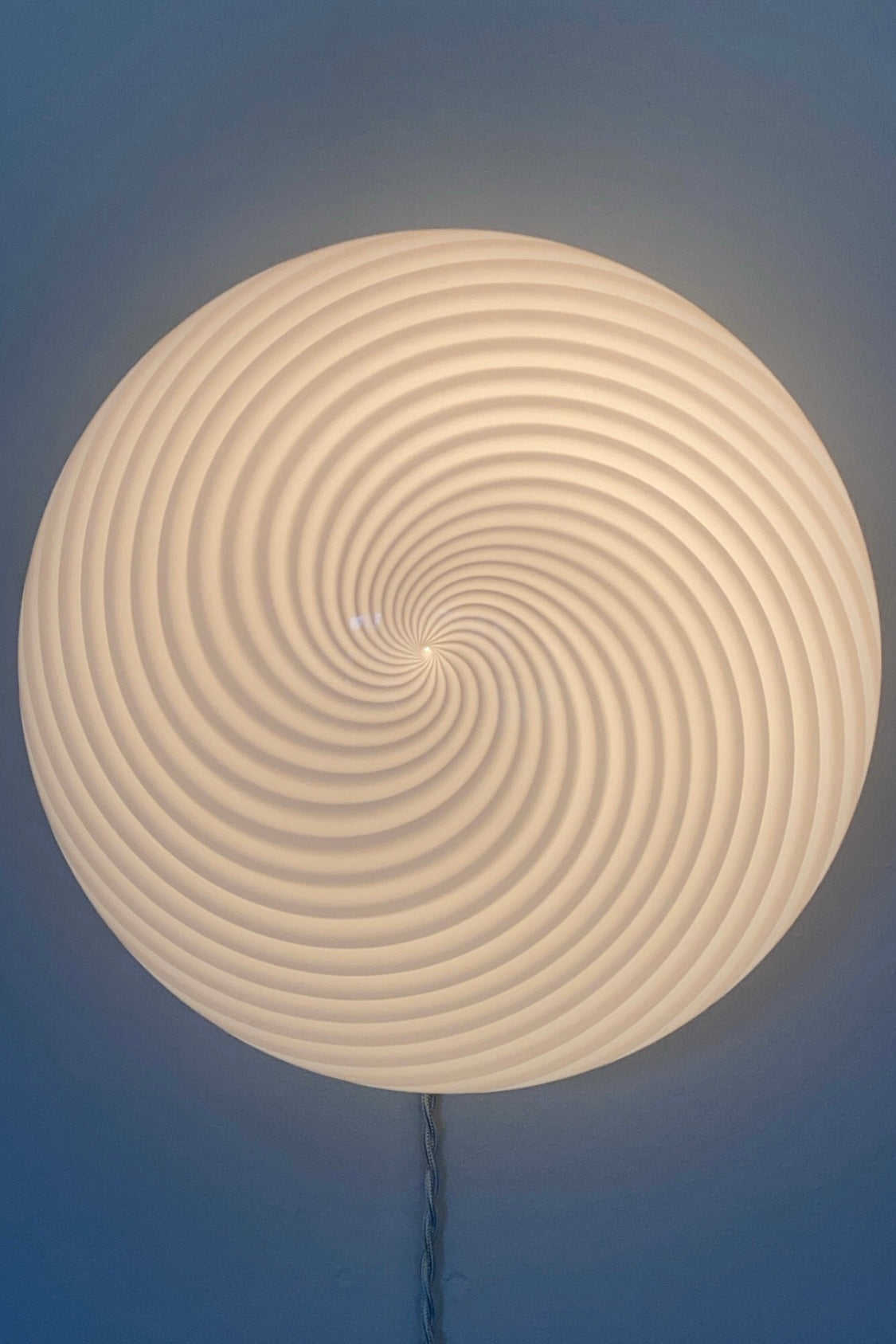 Vintage Murano plafond loftlampe / væglampe. Mundblæst hvid opal glas med swirl og hvid bund. Håndlavet i Italien, 1970erne. D:30 cm⁠⁠ H:16 cm. 