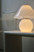 Den fineste vintage Murano mushroom bordlampe med lys i både over- og underskærm. Mundblæst i hvid glas med swirl mønster. 
