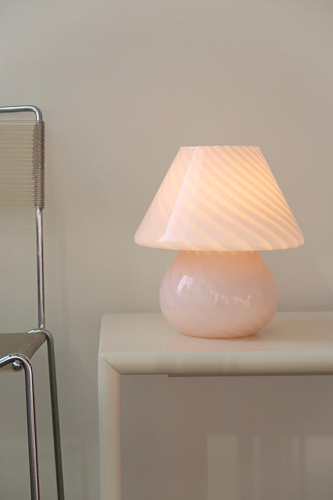 Vintage Murano mushroom lampe i mellem størrelse i en fin lyserød nuance. Lampen er mundblæst i ét stykke glas med swirl og giver et virkelig hyggeligt lys. Håndlavet i Italien, 1970erne, og har fået ny hvid ledning. ⁠⁠H:27 cm D:24 cm