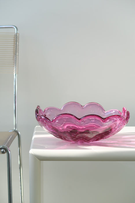 Vintage Murano firkantet skål i bullicante glas med mundblæste små bobler og bølget kant. Sjælden italiensk skål i en stor størrelse. Skålen har almindelig brugstegn indeni, ingen afslag eller skader. Utrolig smuk. Håndlavet i Italien, 1970erne. L:26,5 cm H:10 cm murano glass bowl purple pink bubbles