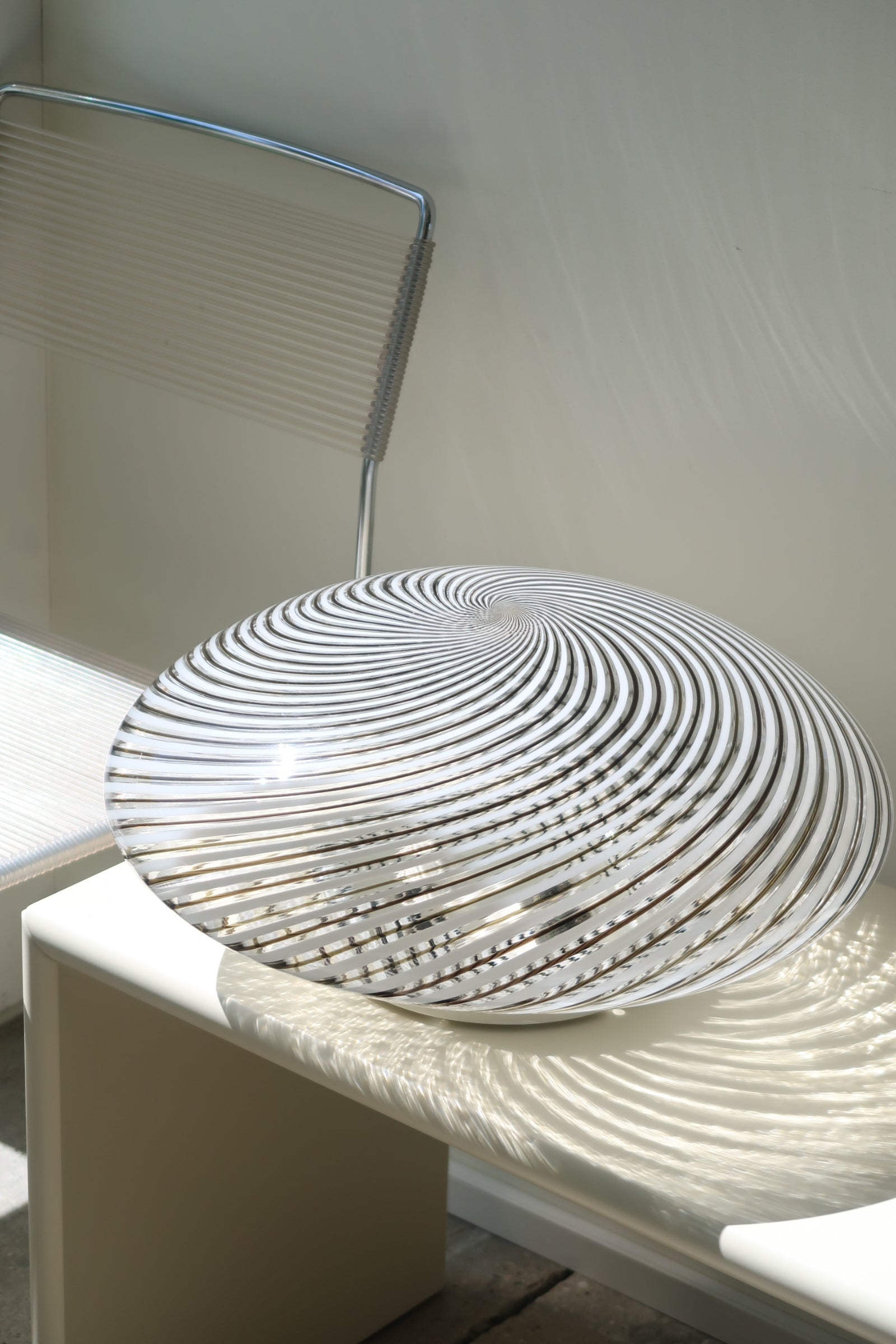 Ekstra stor vintage Murano filigrana plafond loftlampe i transparent glas med et fantastisk swirl mønster. Mundblæst glas monteret på hvid metal bund. Håndlavet i Italien, 1970erne. D:45 cm H:23 cm murano ceiling lamp flat