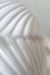 Stor vintage Tommaso Barbi lampefod i keramik. Udformet med muslingeskaller og i en smuk råhvid glasur. Håndlavet i Italien, 1970erne. Står i fin stand med enkelte brugsspor. Kommer med ny snoet stofledning. Tommaso Barbi er en anerkendt italiensk designer, som særligt i 1970erne udformede finurlige og fantasirige lamper samt møbler. H:52 cm D:22 cm 