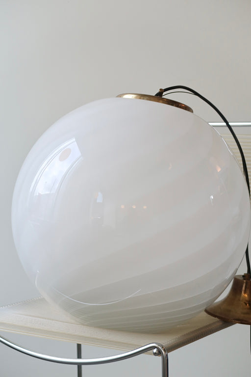 Smuk, stor Murano loftlampe pendel i mundblæst glas med originalt messing ophæng. Glasset er mundblæst i rund form i hvid glas med swirl mønster. Håndlavet i Italien, 1970erne. D:45 cm vintage murano white swirl ceiling lamp