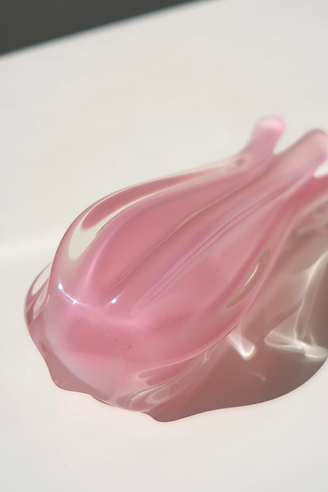 Vintage Murano vase i lyserød / pink alabastro glas. Denne glastype er blevet et samleobjekt grundet sjældenhed og den helt fantastiske nuance. Vasen er mundblæst i en organisk form. Håndlavet i Italien, 1950/60erne. H:15,5 cm D:7 cm 