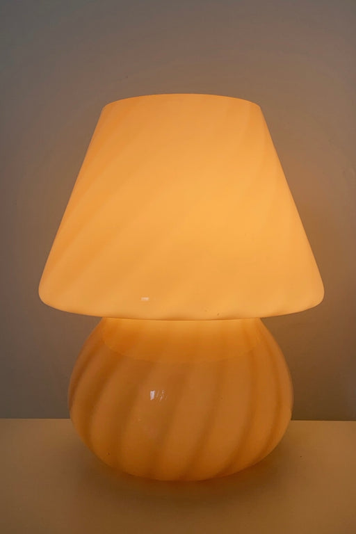 Vintage medium Murano mushroom bordlampe i en smuk, sart creme gul nuance. Mundblæst i ét stykke glas med swirl mønster . Håndlavet i Italien, 1960/70erne, og kommer med ny hvid ledning. ⁠H: 27 cm D: 24 cm⁠