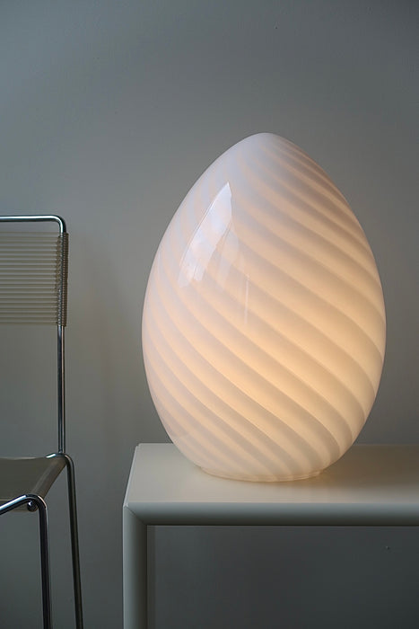 Vintage stor Murano egg lampe i hvid glas med swirl. Mundblæst i en smuk oval form som et æg og er derfor kendt som ''egg lamp''. 