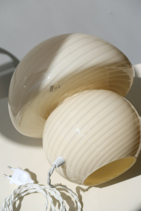 Den fineste vintage Murano Vetri mushroom / champignon lampe i en blød gul nuance med den smukkeste swirl. Lampen er mundblæst i ét stykke glas og har et let og organisk udtryk. Håndlavet i Italien, 1970erne, og er i utrolig god stand med originalt Murano Vetri mærke og ny hvid ledning. H:29 cm⁠ D:25 cm⁠