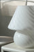 Smuk vintage Murano mushroom bordlampe i medium størrelse. Perfekt afbalanceret form i mundblæst hvid glas med swirl mønster. Håndlavet i Italien, 1960/70erne, og kommer med ny hvid ledning. ⁠H: 28 cm D: 24 c