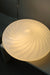Ubrugt vintage Murano flad plafond loftlampe i hvid glas med swirl og hvid bund. Imponerende stor størrelse. Håndlavet i Italien, 1970erne, og kommer med ny bagside og ny el. D:50 cm⁠⁠ H:16 cm vintage murano flat ceiling lamp swirly glass