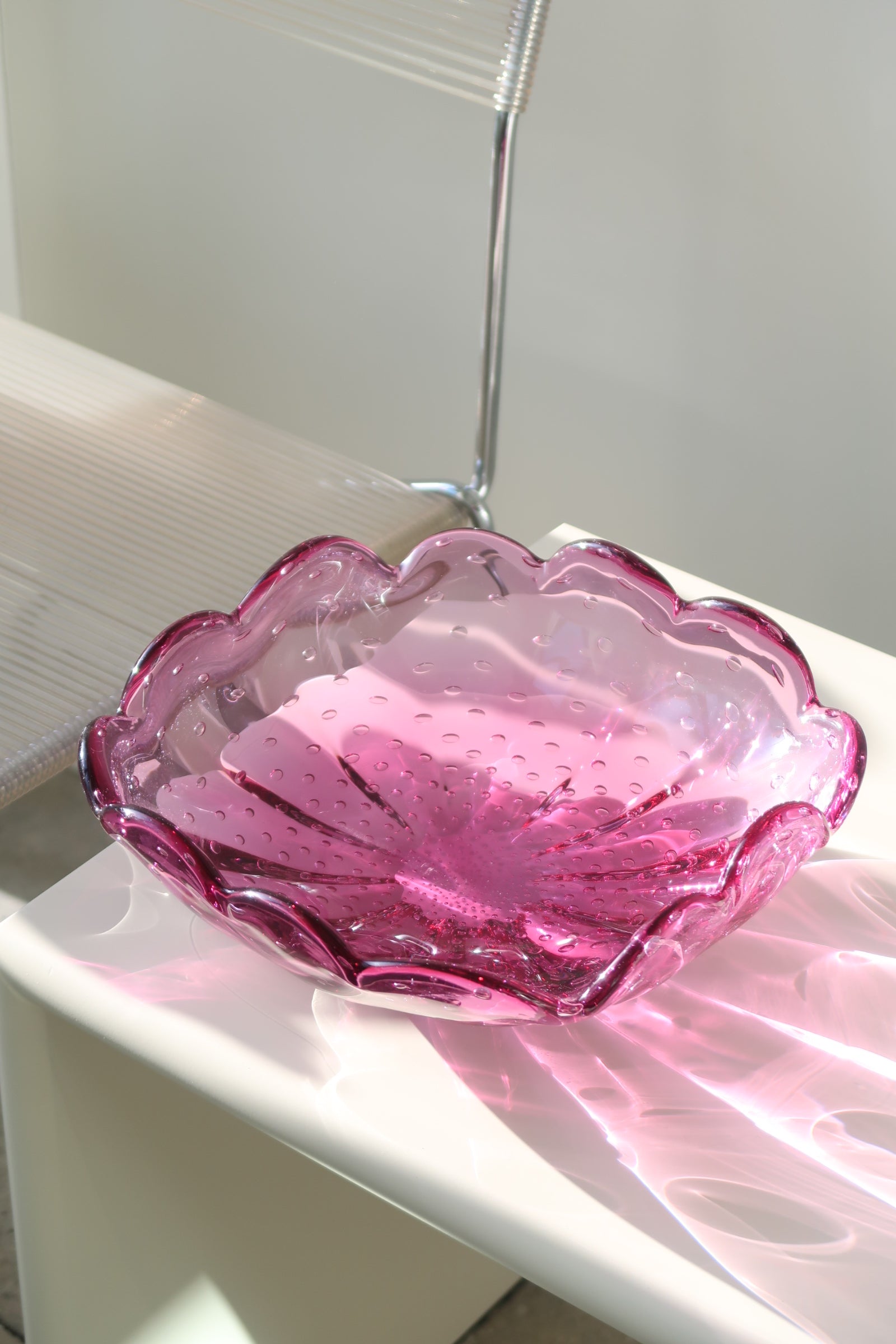 Vintage Murano firkantet skål i bullicante glas med mundblæste små bobler og bølget kant. Sjælden italiensk skål i en stor størrelse. Skålen har almindelig brugstegn indeni, ingen afslag eller skader. Utrolig smuk. Håndlavet i Italien, 1970erne. L:26,5 cm H:10 cm murano glass bowl purple pink bubble