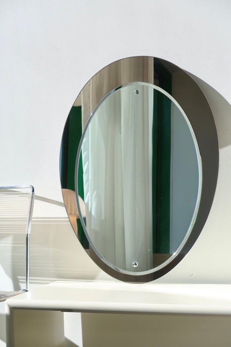 Vintage italiensk ovalt vægspejl omkranset af glasramme i en fin lys latte nuance. Håndlavet i Italien, 1970erne. Glasset fremstår med charmerende aldersrelateret patina. Perfekt størrelse til badeværelse eller entré. Kom forbi vores showroom og se det.  Mål 57x78 cm lupi galvorame christal art wall glass mirror italian handmade 