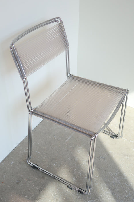 Vintage italiensk spaghetti stol designet i 1979 af Giandomenico Belotti for Alias, 1979. Denne ikoniske stol har krom stel og transparent PVC ryg samt sæde. Stolen er med sit lette udtryk og tidsløse design en absolut klassiker og kan opleves som en del af samlingen hos Museum og Modern Art (MoMa)