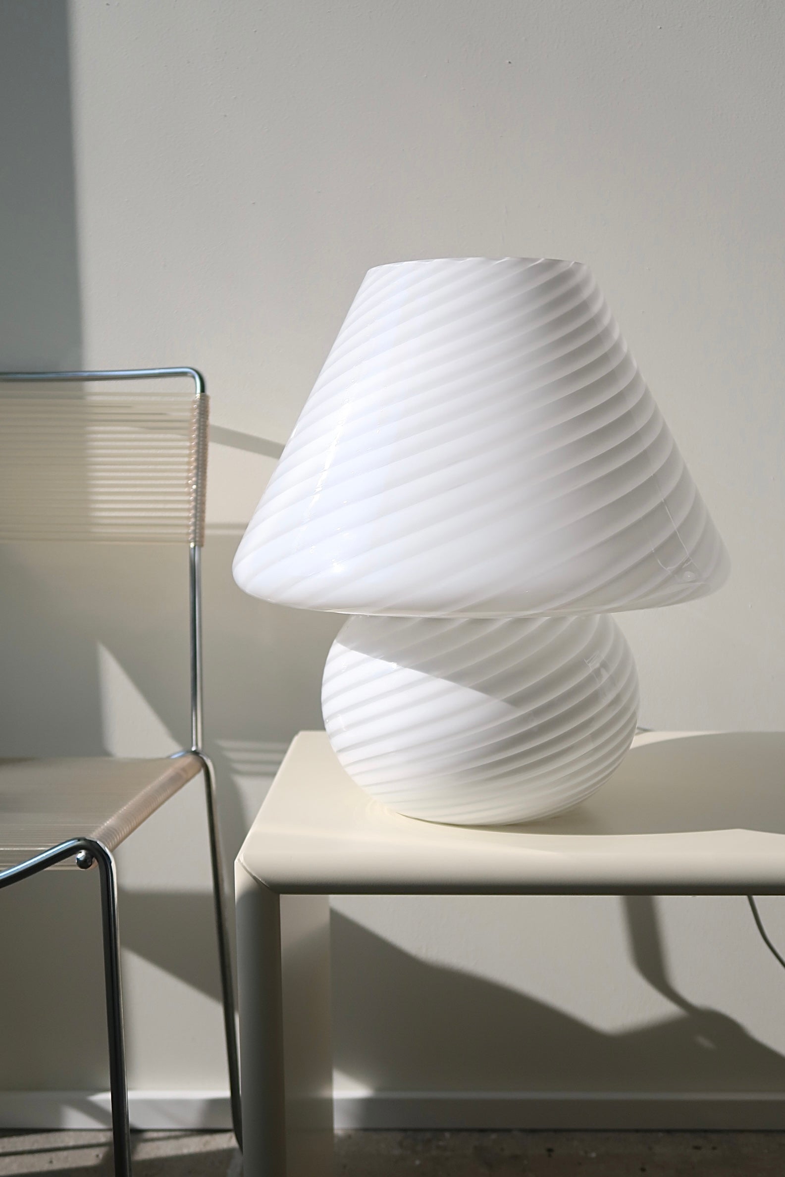 Ekstra stor vintage Murano mushroom bordlampe. En helt fantastisk skulptur. Mundblæst ét stykke hvid opalglas med det smukkeste swirl mønster. Håndlavet i Italien, 1970erne, og kommer med ny hvid ledning. H:40 cm D:34 cm 