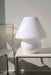 Ekstra stor vintage Murano mushroom bordlampe. En helt fantastisk skulptur. Mundblæst ét stykke hvid opalglas med det smukkeste swirl mønster. Håndlavet i Italien, 1970erne, og kommer med ny hvid ledning. H:40 cm D:34 cm 