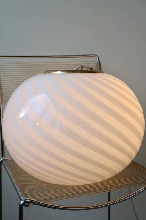 Stor vintage Murano loftlampe i hvid glas med ikonisk swirl og messing ophæng. Håndlavet i Italien, 1970erne, og kommer med ny hvid ledning. D: 45 cm 