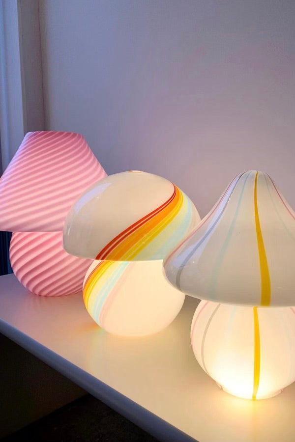 Vintage Murano mushroom bordlampe i champignon form og med regnbue swirl. Lampen er mundblæst i et stykke glas. Den har en linje indeni glasset ved swirl, se billeder. Håndlavet i Italien, 1970erne. H:28cm D:23 cm⁠⁠ rainbow mushroom lamp champignon