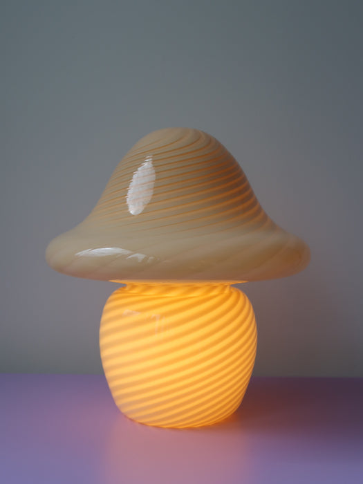 Smuk vintage Murano creme gul mushroom bordlampe. Lampen er lavet i et enkelt stykke glas og i meget god stand. Originalt Vetri Murano klistermærke. Håndlavet i Italien, 1960/70erne, og kommer med ny hvid ledning. H:27 cm D: 24 cm⁠