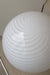Stor vintage Murano bordlampe i hvid glas med swirl og messing bund. Lampen afgiver et meget hyggeligt lys og har en fantastisk swirl. 