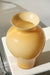 Vintage stor Murano glasvase i gennemfarvet sennepsgul glas. Tilskrives Carlo Nason. Mundblæst i en klassisk form og afdæmpet nuance. Håndlavet i Italien, 1970erne. H: 34 cm. D: 23 cm. 