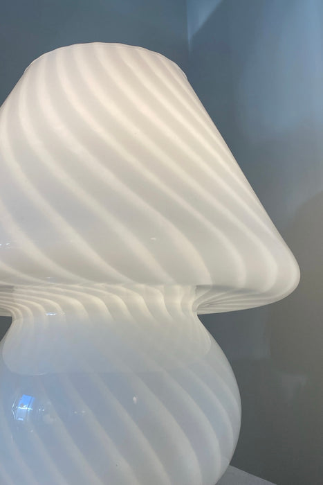 Vintage stor Murano hvid mushroom bordlampe med swirl mønster. Mundblæst i ét stykke glas. Giver et meget fint lys. Håndlavet i Italien, 1970erne.  H:38 cm D:33 cm