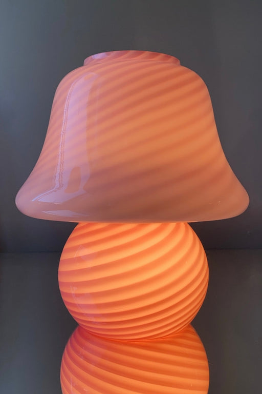 Vintage Murano Vetri mushroom lampe i mellem størrelse i en blød lyserød nuance. Lampen er mundblæst i ét stykke glas med swirl og giver et virkelig hyggeligt lys. Håndlavet i Italien, 1970erne, og kommer med ny stofledning. ⁠⁠H:27 cm D:23 cm