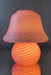Vintage Murano Vetri mushroom lampe i mellem størrelse i en blød lyserød nuance. Lampen er mundblæst i ét stykke glas med swirl og giver et virkelig hyggeligt lys. Håndlavet i Italien, 1970erne, og kommer med ny stofledning. ⁠⁠H:27 cm D:23 cm