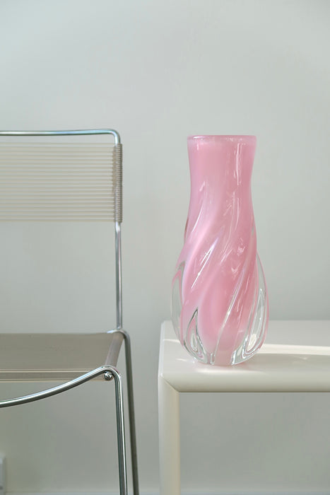 Vintage ekstra stor Murano vase i lyserød / pink alabastro glas. Denne glastype er blevet et samleobjekt grundet sjældenhed og den helt fantastiske nuance. Vasen er mundblæst i en organisk swirl form. Håndlavet i Italien, 1950/60erne. H:33 cm D:14 cm