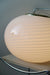 Smuk vintage Murano loftlampe i glas med messing ophæng. Glasset er mundblæst i semi oval form med hvid swirl mønster. Håndlavet i Italien, 1970erne, og kommer med ny hvid ledning. D:45 cm  