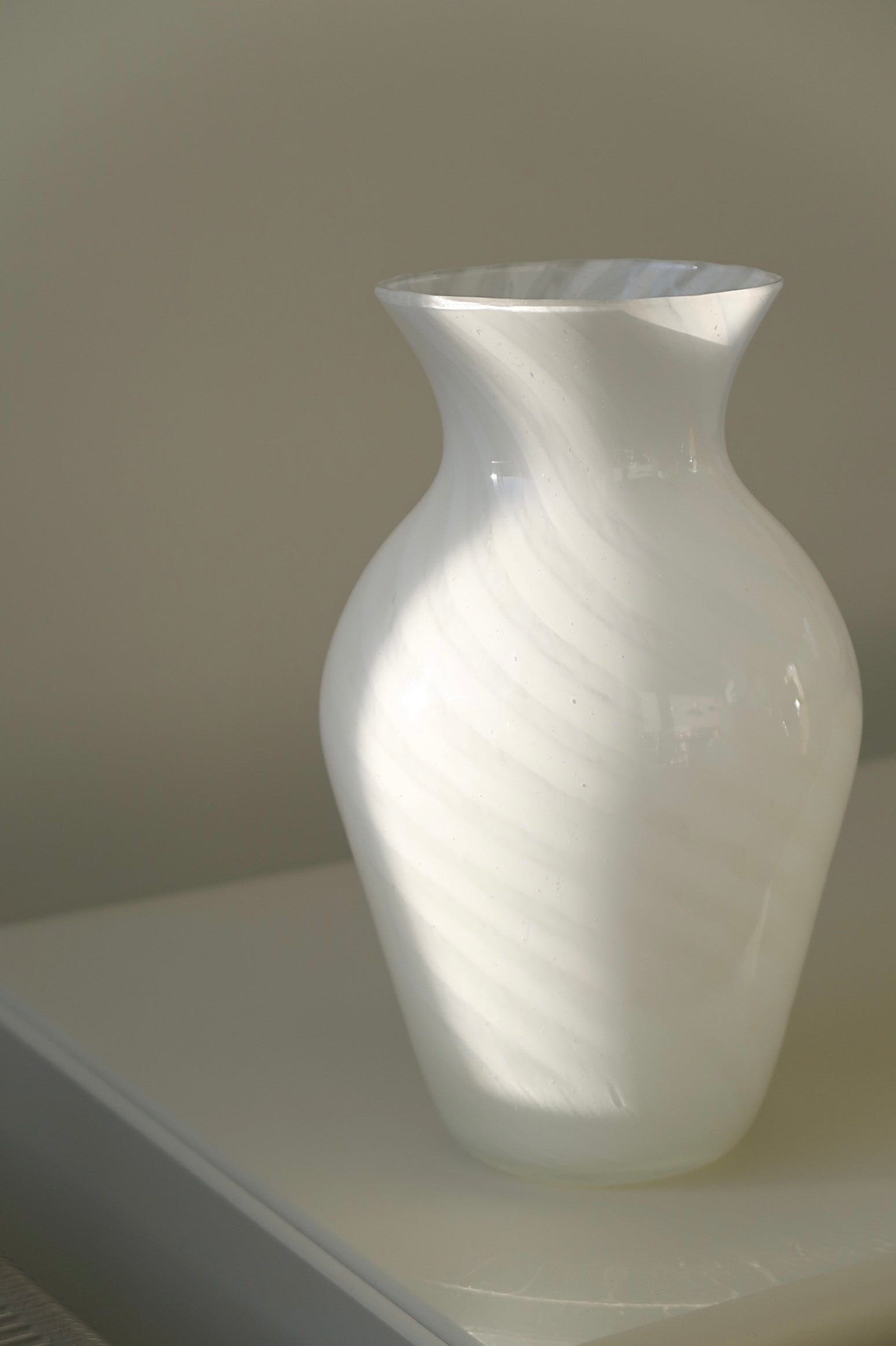 Vintage Murano hvid cloudy swirl vase H:23 cm