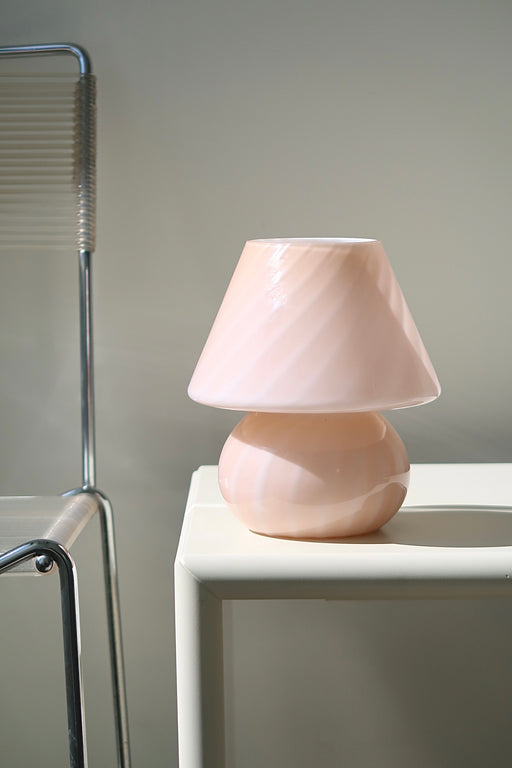 Smuk vintage Murano baby mushroom bordlampe. Mundblæst i rosa / lyserød glas med swirl. Den perfekte størrelse til et sengebord. Håndlavet i Italien, 1970erne, og kommer med ny hvid ledning. H:20 cm D:15 cm 