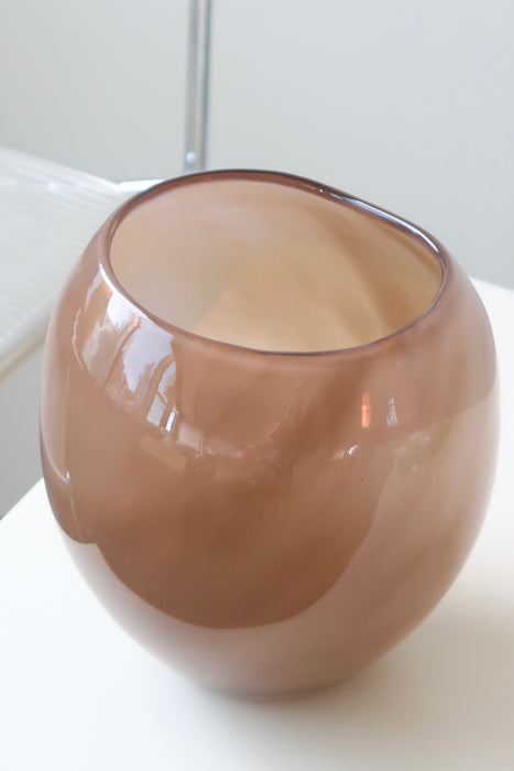 Sjælden vintage Murano vase i mokka brun glas. Mundblæst i en smuk, organisk form. Håndlavet i Italien, 1970erne. H:19 cm D:19 cm⁠⁠