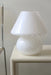 Smuk vintage Murano mushroom bordlampe i medium størrelse. Perfekt afbalanceret form i mundblæst hvid glas med swirl mønster. Håndlavet i Italien, 1960/70erne, og kommer med ny hvid ledning. ⁠H: 28 cm D: 24 cm