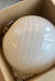 Vintage Murano pendel loftlampe i creme glas. Glasset er mundblæst i cirkulær form med et smukt hvidt swirl mønster. Messing ophæng. Håndlavet i Italien, 1970erne.  D:40 cm 