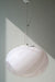 Vintage Murano oval pendel loftlampe i en blød lyserød tone med sølv glitter. Mundblæst glas med hvidt ophæng. Håndlavet i Italien, 1970erne.  D:45 cm 