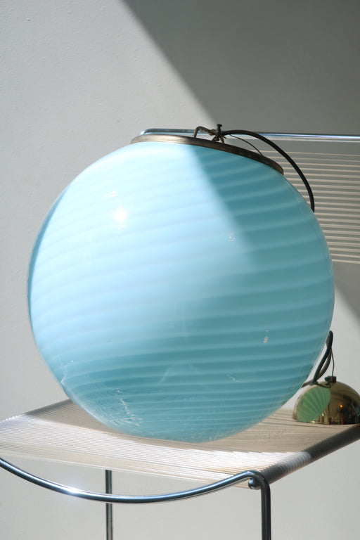 Stor vintage Murano Vetri loftlampe i lyseblå glas. Glasset er mundblæst i rund form med et smukt swirl mønster. Håndlavet i Italien, 1970erne, og har original Murano Vetri mærkat samt messing ophæng. D:40 cm 