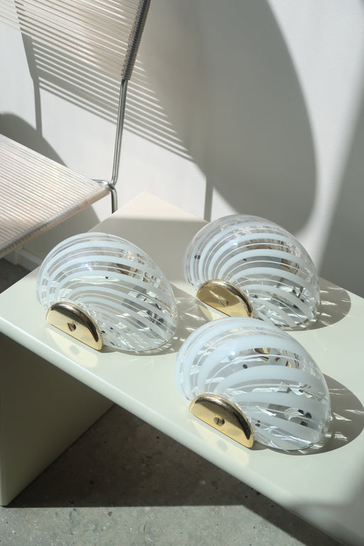 Vintage Murano væglampe i hvid glas med swirl mønster og beslag i messing. Perfekt størrelse til din entré, stue eller soveværelse. Super nemme at montere. Mundblæst i Italien, 1960/70erne. Størrelse 22x15 cm. 