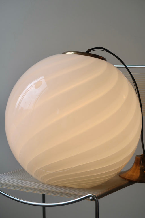 Smuk, stor Murano loftlampe pendel i mundblæst glas med originalt messing ophæng. Glasset er mundblæst i rund form i hvid glas med swirl mønster. Håndlavet i Italien, 1970erne. D:45 cm  vintage murano white swirl ceiling lamp