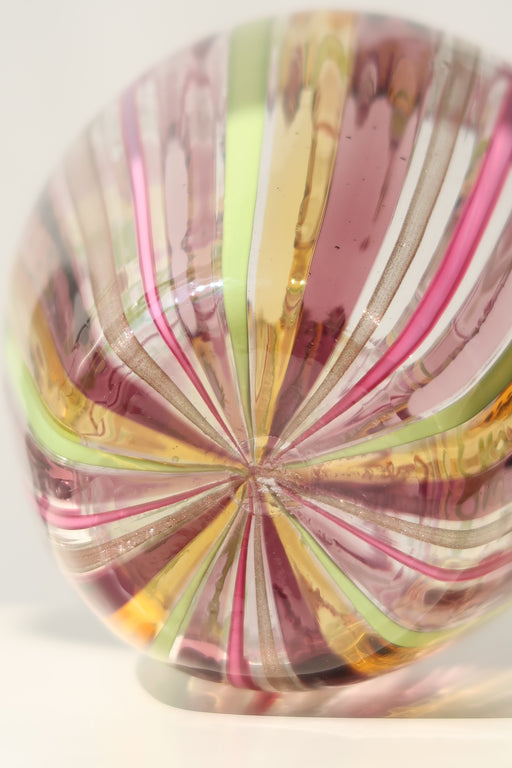 Ualmindelig smuk vintage Murano vase i fine, klare nuancer. Mundblæst i glas i en teknik som primært er kendt fra glashusene Gio Ponti og Fratelli Toso. Håndlavet i Italien, 1970erne. H:26,5 cm D:15 cm.