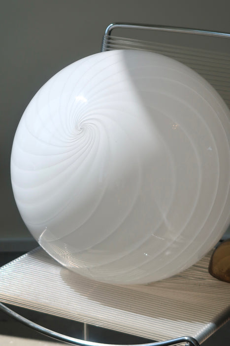 Vintage Murano loftlampe pendel med messing ophæng. Mundblæst i hvid opal glas med helt fantastisk swirl. Håndlavet I Italien, 1970erne. D:40 cm. 