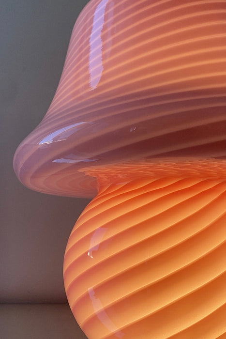Ekstra stor vintage Murano mushroom lampe i den mest fantastiske lyserød / bubble gum pink nuance. Lampen er mundblæst i ét stykke glas med swirl og giver et virkelig hyggeligt lys. Håndlavet i Italien, 1970erne, og kommer med ny stofledning.