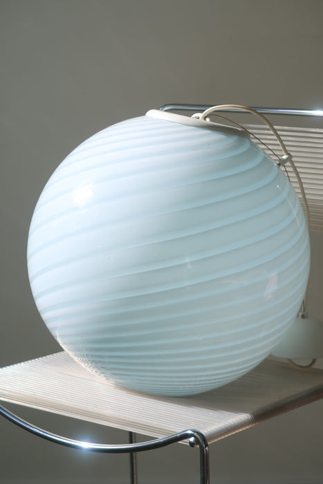 Stor vintage Murano Vetri loftlampe i lyseblåt glas. Glasset er mundblæst i rund form med et smukt swirl mønster. Håndlavet i Italien, 1970erne. D:40 cm 