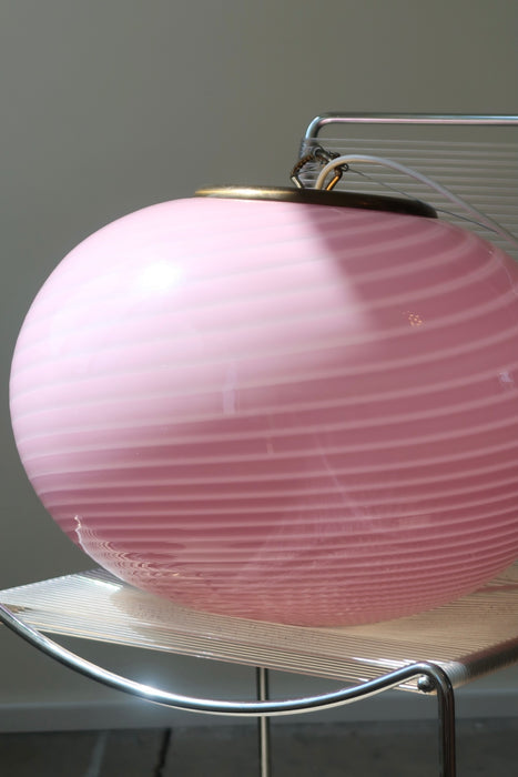 Stor vintage Murano Vetri loftlampe i bubble gum lyserødt glas. Glasset er mundblæst i oval form med et smukt swirl mønster. Håndlavet i Italien, 1970erne, og har original Murano Vetri mærkat samt messing ophæng. D:45 cm H:32 cm (glas)